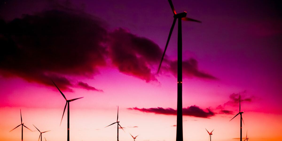 Symbolisk billede: Vindmøller mod mørk himmel