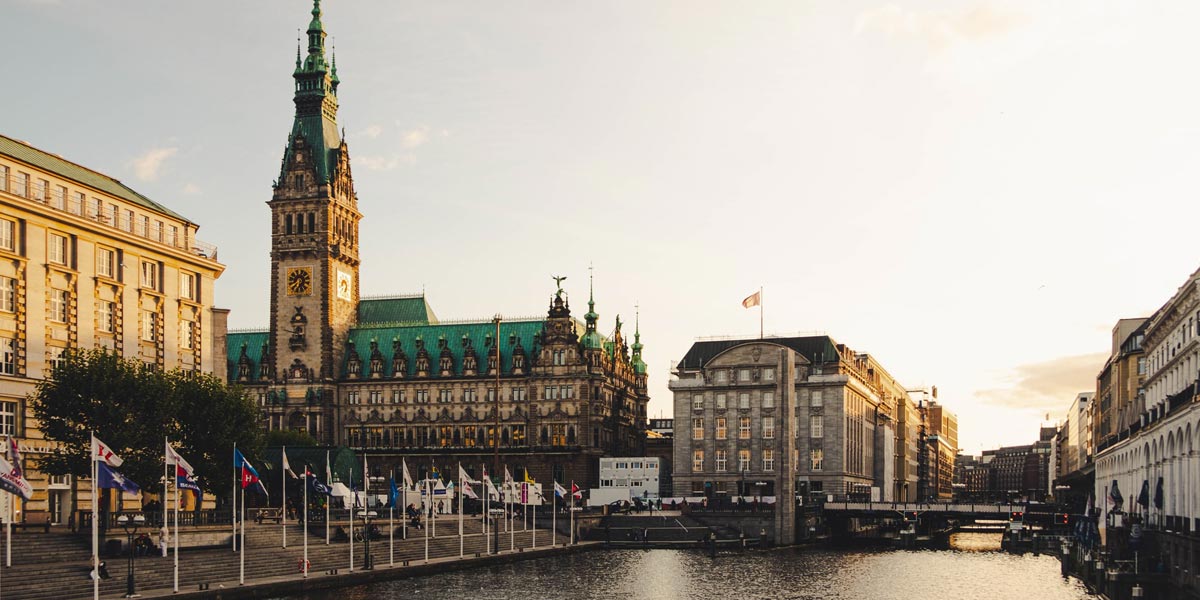 Udsigt over Hamborg Rådhus: symbolsk billede af den nye koalitionsaftale mellem SPD og Bündnis90 / Die Grünen. Foto: Moritz Kindler / Unsplash.