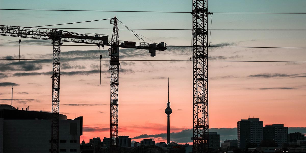 Baukräne in Berlin. Symbolbild zum Blog-Beitrag "Geplantes-baulandmobilisierungsgesetz-was-immobilien-investoren-jetzt-wissen-sollten-1200x600.jpg